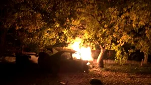 Maşină în flăcări după ce un şofer a adormit la volan. A fost salvat de un alt şofer - FOTO, VIDEO