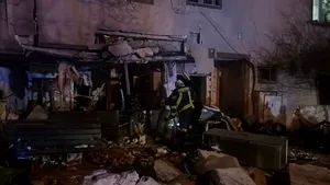 Explozie într-un bloc de lângă Capitală: intervenție de amploare după deflagrația unei butelii