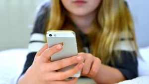 STUDIU. Mai mult de jumătate dintre femeile tinere au fost abuzate online