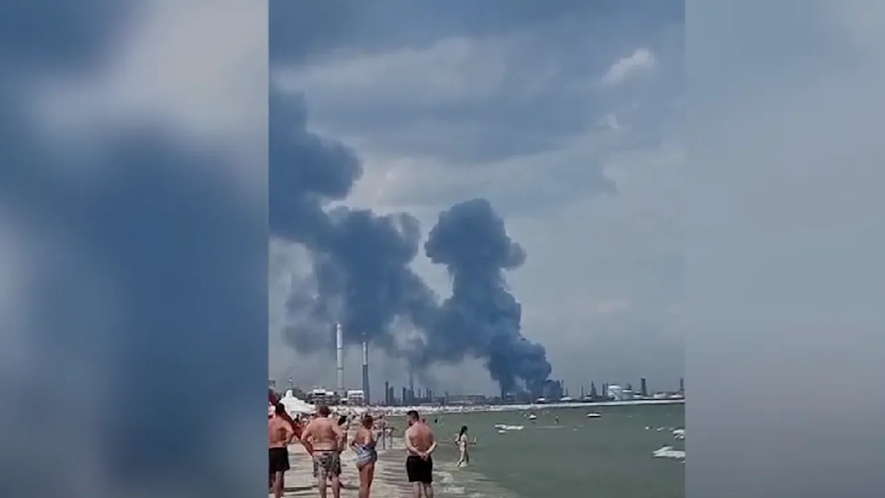 Explozie urmată de incendiu la Petromidia. A fost activat planul roşu  / Incendiul se manifestă la instalaţia de distilare a motorinei / Intervin pompieri din mai multe judeţe