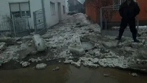 Zeci de gospodării şi mai multe drumuri din Bistriţa, afectate de inundaţii după topirea gheţii