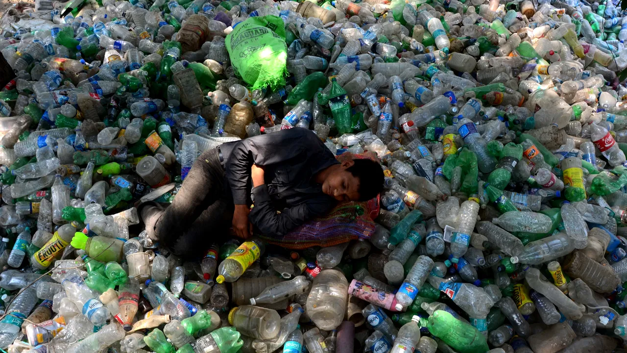 A doua cea mai populată ţară din lume interzice plasticul de unică folosinţă pentru a combate poluarea