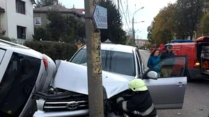 Accident desprins parcă dintr-o cascadorie: Doi stâlpi puşi la pământ şi o maşină răsturnată, după ce un autoturim a părăsit şoseaua - GALERIE FOTO 