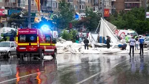 Oprescu cere asigurarea construcţiilor provizorii, pentru a nu fi doborâte de furtună 