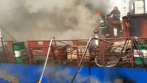 Incendiu violent pe o navă în portul Midia Năvodari. Se intervine cu trei autospeciale