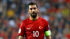 Fotbalistul Arda Turan a fost implicat într-un INCIDENT cu un jurnalist, în avionul naţionalei Turciei / Acesta a anunţat că se RETRAGE