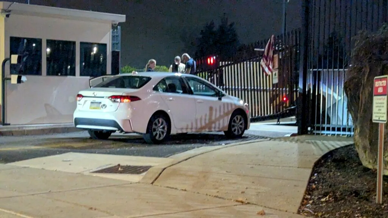 O mașină a intrat în poarta sediului FBI din Pittsburgh. Șoferul a aruncat un steag SUA peste gard