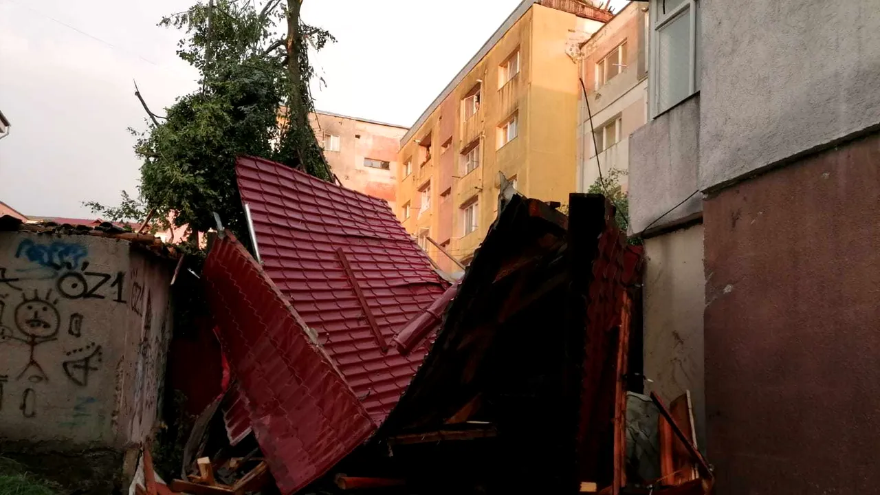 FOTO Efectele fenomenelor meteo extreme: acoperişuri smulse şi copaci doborâţi. Un copil a murit / Trafic feroviar afectat