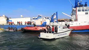 Noi căi de acces în nava răsturnată în Portul Midia, pentru salvarea oilor rămase în viaţă. FOTO, VIDEO