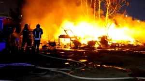 Incendiu de proporţii în apropierea unei tabere de nomazi din Roma