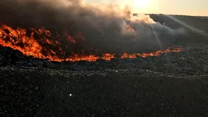 Incendiu la o groapă de gunoi din Botoşani, nestins după 15 ore | FOTO