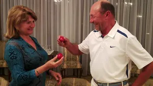 Preşedintele Băsescu şi soţia sa au ciocnit ouă roşii, pe Facebook