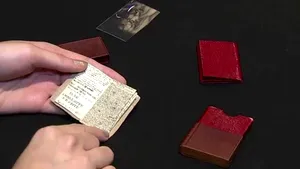 Suma pentru care a fost vândută o carte-miniatură rară, scrisă de Charlotte Bronte la vârsta de 14 ani - VIDEO