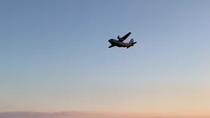 O aeronavă a Forţelor Aeriene Române acţionează la stingerea incendiului de pădure din Vâlcea