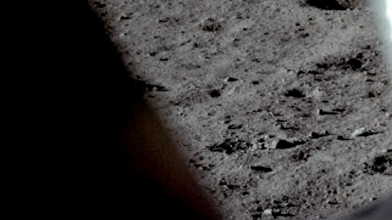 Ce a VĂZUT Neil Armstrong după ASELENIZARE. Primele IMAGINI facute de om pe altă lume - GALERIE FOTO