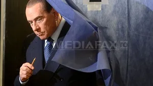 Trei activiste feministe dezbrăcate pe jumătate s-au năpustit spre Berlusconi înainte să voteze - FOTO