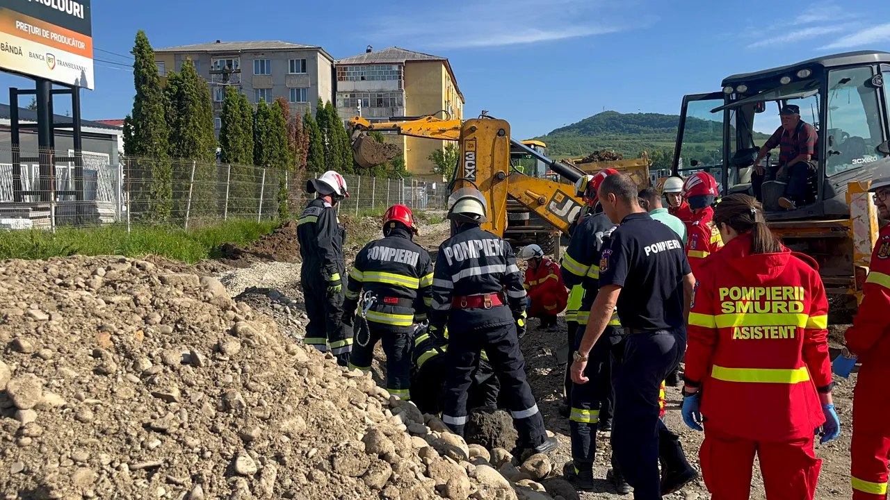 Tragedie în Bistriţa. Un bărbat prins de un mal de pământ a murit