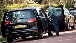 O companie londoneză de taxi oferă un bonus uriaş de bun venit noilor şoferi. De ce au luat această decizie