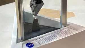 FOTO: De pe Lună, în Biroul Oval. NASA a împrumutat Casei Albe o rocă veche de 3,9 miliarde de ani