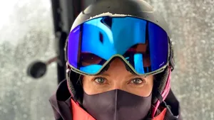 Carnaval la înălţime, cu Geraldine Fasnacht, una din puţinele femei care zboară cu wingsuit VIDEO