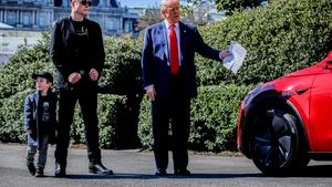 Trump intenționează să renunțe la autoturismul Tesla pe care l-a cumpărat în martie