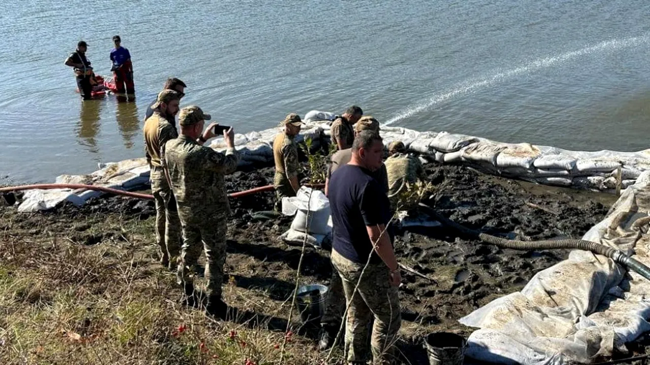 Republica Moldova: Poliţiştii au detonat componenta cu explozibil a rachetei prăbuşite în lacul Hârbovăţ