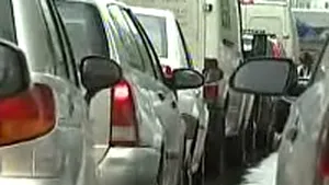 Ploaia, semafoarele defecte şi lucrările la carosabil îngreunează circulaţia în Capitală (Video ProTv)