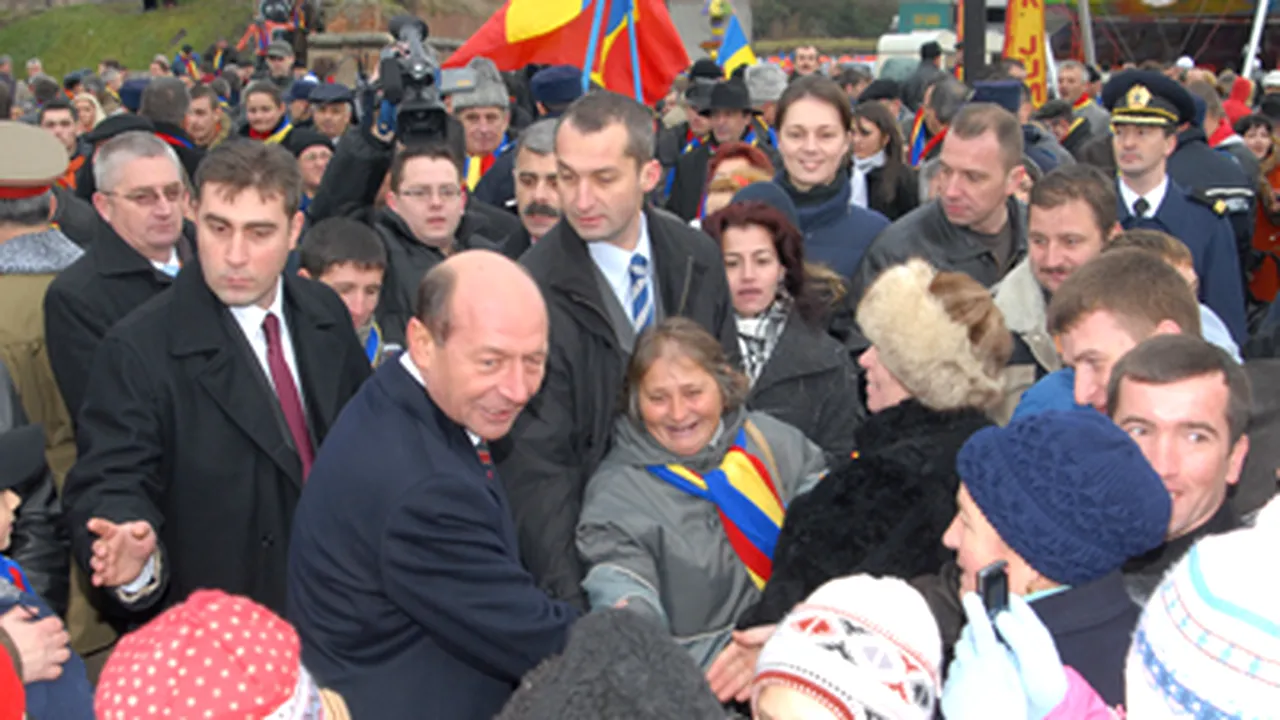 Alba Iulia: Traian Băsescu, asaltat de mulţimea prezentă la serbările Unirii