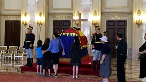 Mii de persoane au venit, vineri, la Palatul Regal pentru a-şi lua rămas bun de la Regina Ana - VIDEO