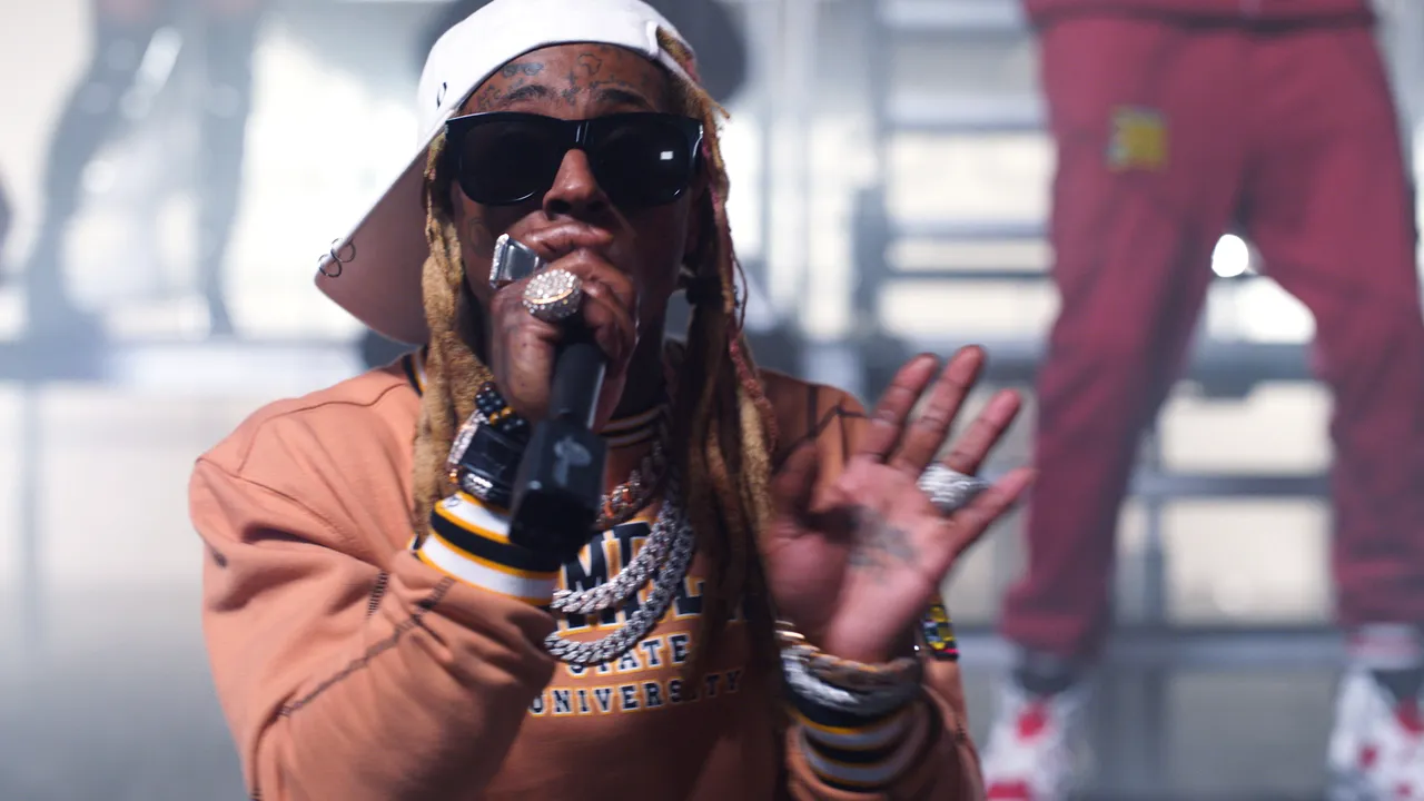 Rapperul Lil Wayne a fost găsit vinovat pentru deţinere ilegală de arme. Poliţiştii de pe aeroportul din Miami au descoperit un pistol placat cu aur în bagajul artistului