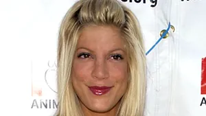 Tori Spelling a devenit preoteasă pentru cupluri de acelaşi sex