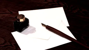 Profesori din Sectorul 5 al Capitalei vând pe internet pixurile de lux primite cadou de la primărie. Care sunt preţurile cerute