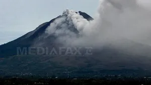ERUPŢIE VULCANICĂ în Indonezia: Mii de oameni au fost evacuaţi