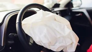 Zeci de mii de mașini cu airbaguri care pot exploda. RAR: „Prezintă risc de rănire gravă sau deces”