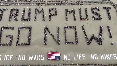 VIDEO Mii de oameni au format din corpurile lor un mesaj uriaș anti-Trump pe o plajă din California