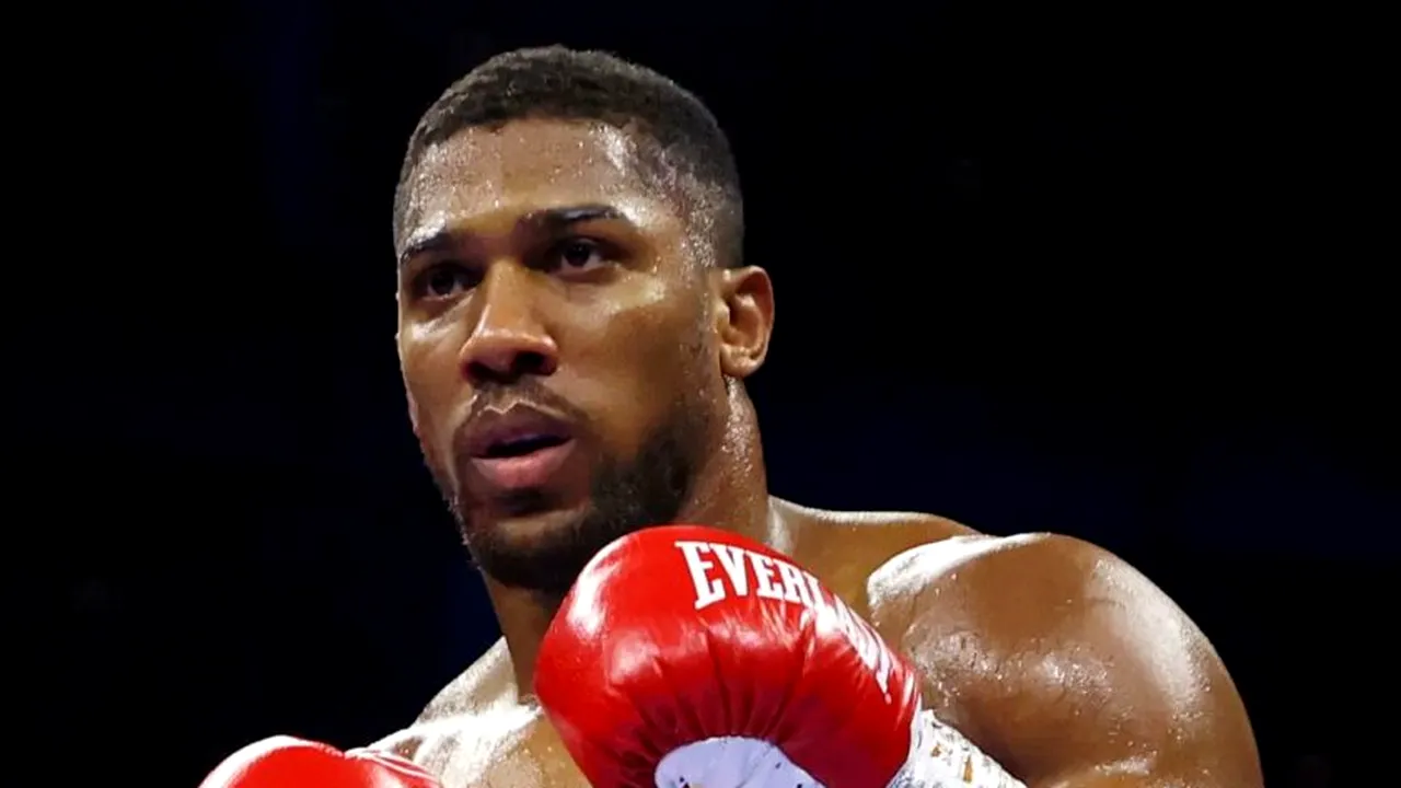 Boxerul Anthony Joshua, rănit într-un accident rutier în Nigeria. Două persoane au murit