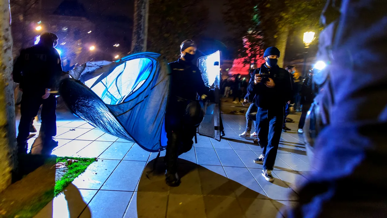VIDEO Poliţia a îndepărtat cu forţa migranţii din piaţa centrală a Parisului, într-o scenă descrisă de Ministrul de Interne drept „şocantă”