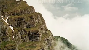 Doi bătrâni de peste 70 de ani, salvaţi de salvamontişti după ce s-au rătăcit în Masivul Piatra Mare