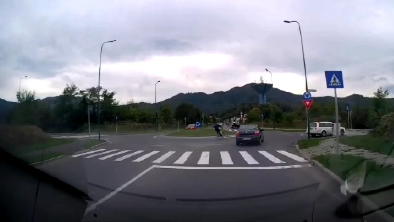 Un biciclist din Braşov, la un pas de tragedie: a fost sfidat de un şofer, care i-a tăiat calea şi a fugit 