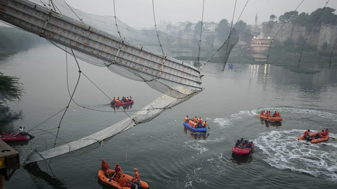 Bilanţul prăbuşirii podului din India creşte la 134 de morţi. Accidentul s-a petrecut în timpul festivalul dedicat zeului hindus al Soarelui 