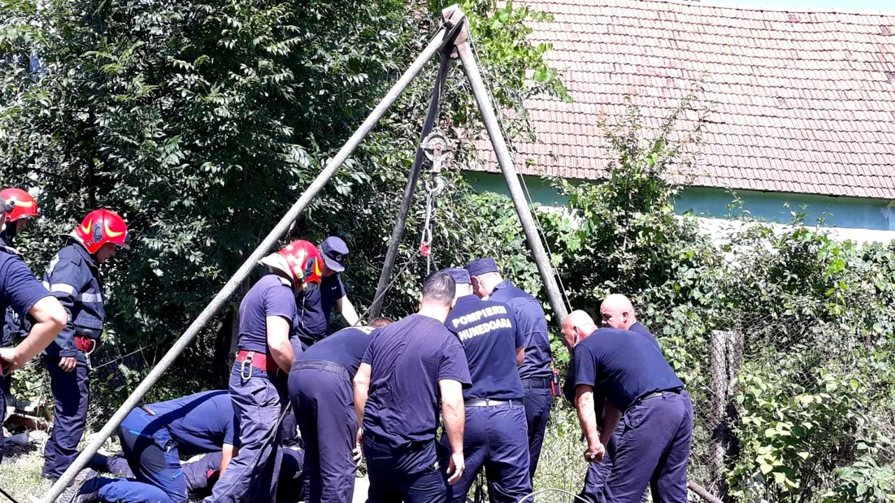 Operaţiunea contracronometru din Hunedoara s-a încheiat: Bărbatul prins sub pietriş, într-o fântână de 9 metri, a fost scos | FOTO