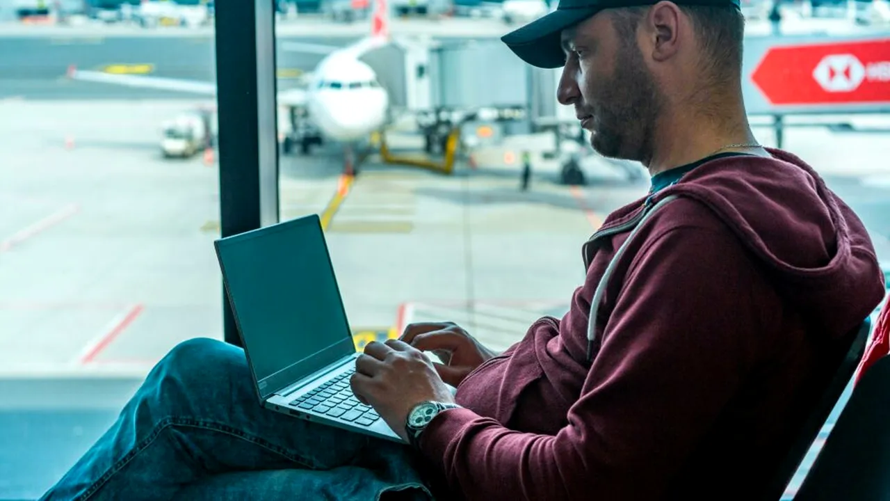 Te conectezi din cafenele sau aeroporturi? Reguli de securitate pentru munca remote