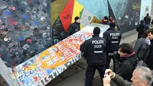 Lucrările de realizare a unei breşe în Zidul Berlinului au fost suspendate