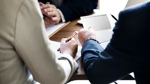 Fraudă bancară în Bucureşti. Credite obţinute cu acte false şi comisioane de 30% din sumă