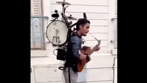 VIDEO Omul-orchestră a devenit cunoscut prin modul său de a cânta. Ce instrumente sincronizează