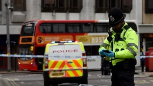 ATAC ARMAT în Marea Britanie: O persoană a fost ucisă, iar alte două au fost rănite,  în apropierea unei şcoli | VIDEO