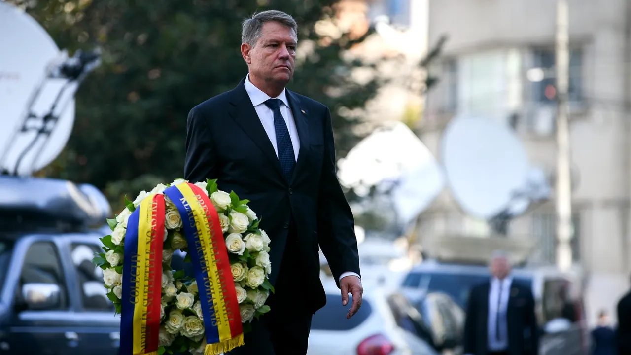 Iohannis a mers la Clubul Colectiv. Preşedintele, singurul reprezentant al statului care a comemorat cele 65 de victime ale incendiului. Guvernul, absent