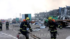EXPLOZIILE DIN CHINA: Pompier salvat de autorităţi după 32 de ore de la producerea deflagraţiilor