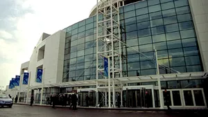 Trei persoane, spitalizate în urma unui scandal într-un mall din Capitală