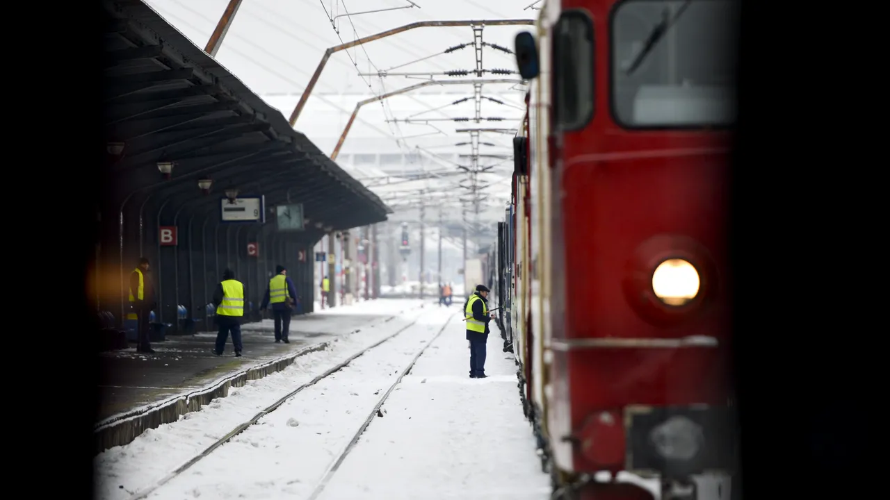 TRENURI cu sute de călători, OPRITE din cauza viscolului: Trenul care a fost blocat la Orşova, repus în mişcare după 9 ore/ Şase trenuri către Bucureşti, afectate de vremea rea